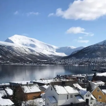 Cozy Loft With A View 特罗姆瑟